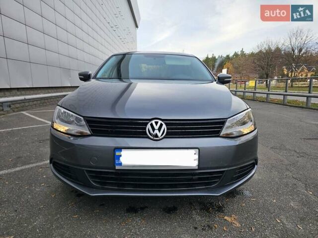 Серый Фольксваген Джетта, объемом двигателя 2.48 л и пробегом 184 тыс. км за 8700 $, фото 5 на Automoto.ua