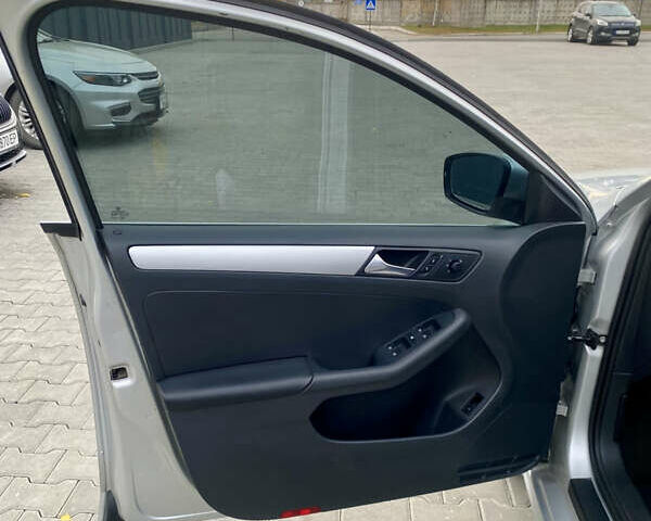 Серый Фольксваген Джетта, объемом двигателя 2.48 л и пробегом 236 тыс. км за 9900 $, фото 10 на Automoto.ua