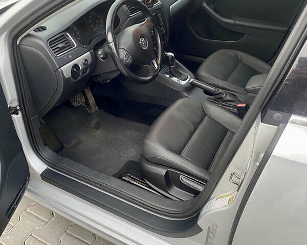 Серый Фольксваген Джетта, объемом двигателя 2.48 л и пробегом 236 тыс. км за 9900 $, фото 9 на Automoto.ua