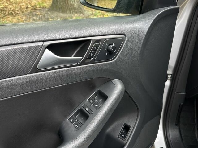 Серый Фольксваген Джетта, объемом двигателя 2.5 л и пробегом 275 тыс. км за 7700 $, фото 5 на Automoto.ua