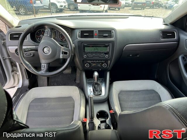 Серый Фольксваген Джетта, объемом двигателя 1.6 л и пробегом 240 тыс. км за 6999 $, фото 8 на Automoto.ua