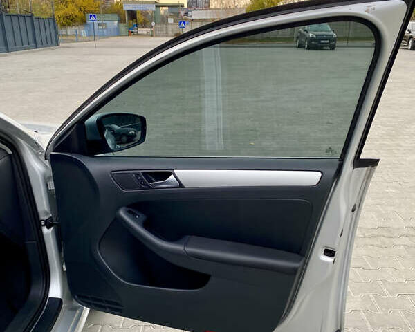 Серый Фольксваген Джетта, объемом двигателя 2.48 л и пробегом 236 тыс. км за 9900 $, фото 14 на Automoto.ua