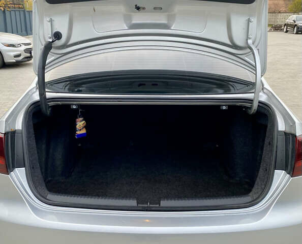 Серый Фольксваген Джетта, объемом двигателя 2.48 л и пробегом 236 тыс. км за 9900 $, фото 17 на Automoto.ua