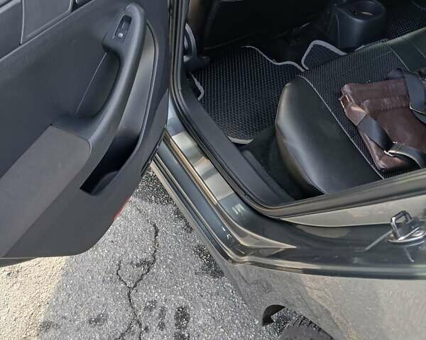 Серый Фольксваген Джетта, объемом двигателя 2 л и пробегом 260 тыс. км за 7500 $, фото 8 на Automoto.ua