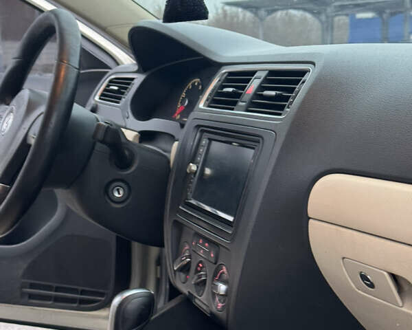 Сірий Фольксваген Джетта, об'ємом двигуна 2.5 л та пробігом 400 тис. км за 7000 $, фото 11 на Automoto.ua