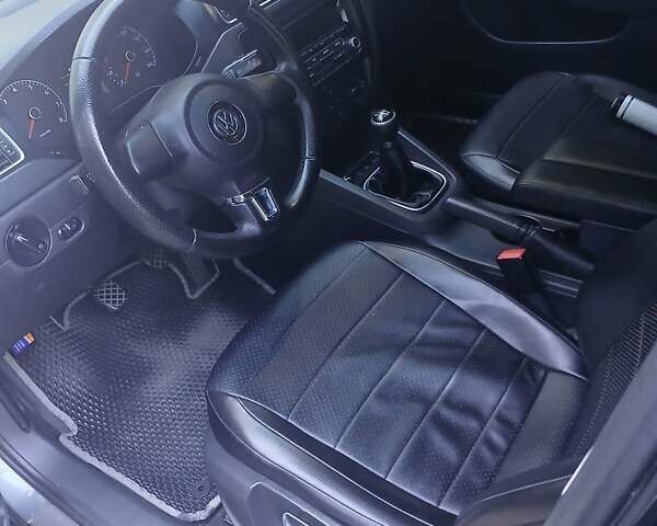 Сірий Фольксваген Джетта, об'ємом двигуна 2 л та пробігом 240 тис. км за 7850 $, фото 1 на Automoto.ua