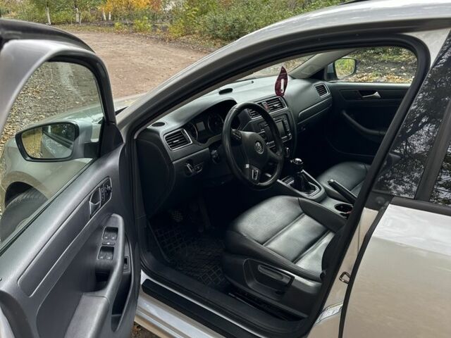 Серый Фольксваген Джетта, объемом двигателя 2.5 л и пробегом 275 тыс. км за 7700 $, фото 4 на Automoto.ua