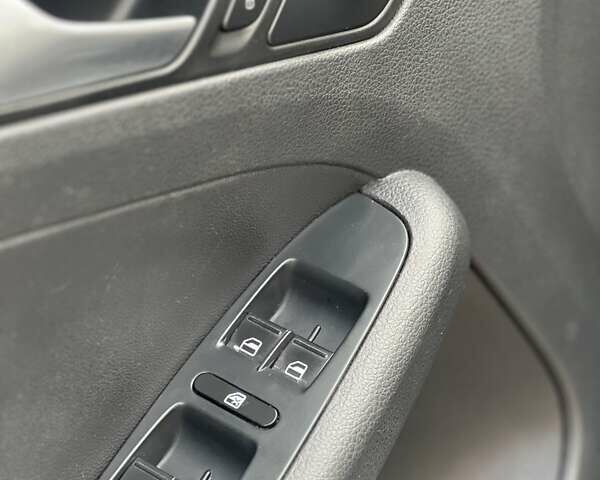 Сірий Фольксваген Джетта, об'ємом двигуна 2 л та пробігом 142 тис. км за 8000 $, фото 13 на Automoto.ua