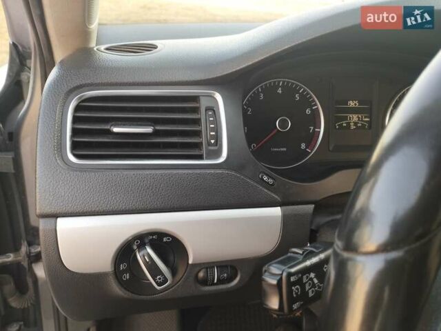 Сірий Фольксваген Джетта, об'ємом двигуна 2.48 л та пробігом 279 тис. км за 7500 $, фото 4 на Automoto.ua