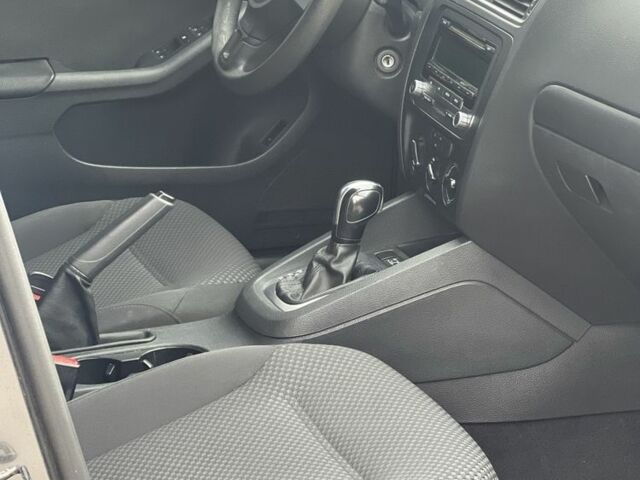 Сірий Фольксваген Джетта, об'ємом двигуна 2 л та пробігом 142 тис. км за 8000 $, фото 8 на Automoto.ua