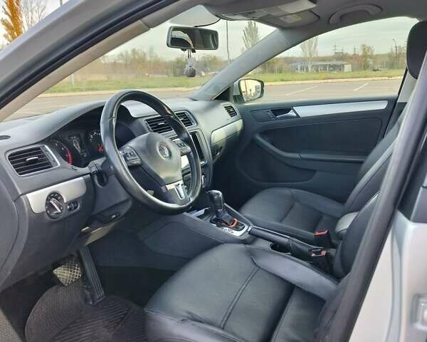 Сірий Фольксваген Джетта, об'ємом двигуна 2.5 л та пробігом 111 тис. км за 9500 $, фото 4 на Automoto.ua