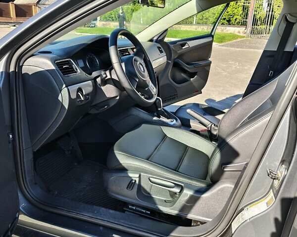 Сірий Фольксваген Джетта, об'ємом двигуна 2.48 л та пробігом 207 тис. км за 7993 $, фото 6 на Automoto.ua