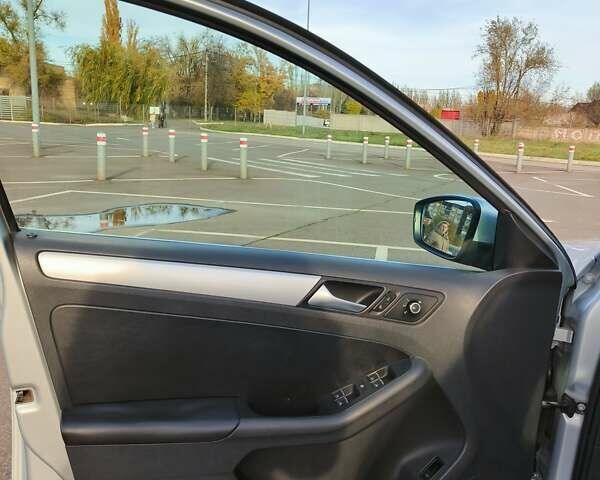 Сірий Фольксваген Джетта, об'ємом двигуна 2.5 л та пробігом 111 тис. км за 9500 $, фото 5 на Automoto.ua