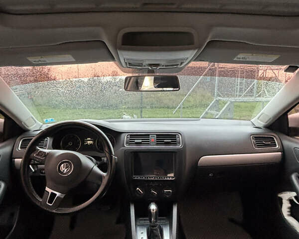 Фольксваген Джетта 2012 в Киеве на Automoto.ua Серый Фольксваген Джетта, объемом двигателя 2.48 л и пробегом 171 тыс. км за 7500 $, фото 5 на Automoto.ua