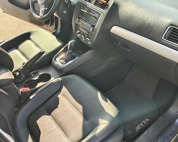 Сірий Фольксваген Джетта, об'ємом двигуна 2.48 л та пробігом 207 тис. км за 7993 $, фото 8 на Automoto.ua