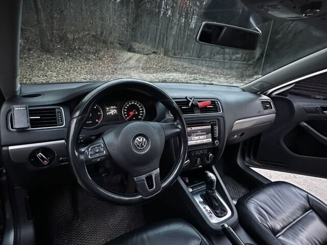 Фольксваген Джетта 2013 в Рава-Русская на Automoto.ua Серый Фольксваген Джетта, объемом двигателя 2 л и пробегом 180 тыс. км за 11000 $, фото 3 на Automoto.ua