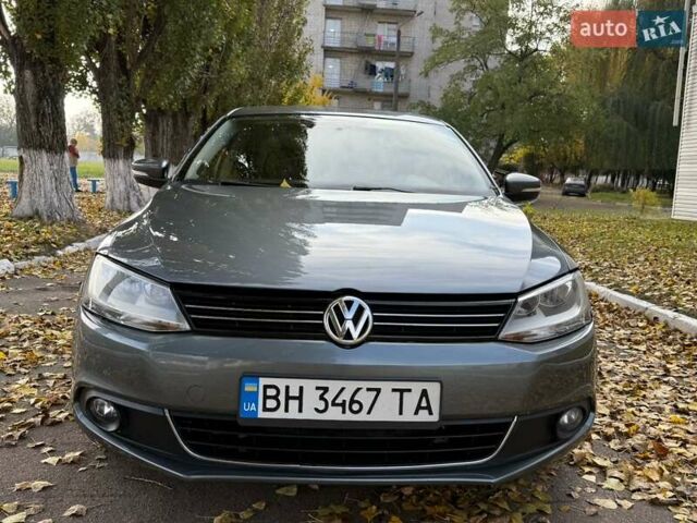 Фольксваген Джетта 2013 в Киеве на Automoto.ua Серый Фольксваген Джетта, объемом двигателя 1.97 л и пробегом 160 тыс. км за 9800 $, фото 1 на Automoto.ua