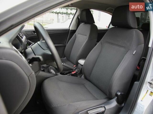 Сірий Фольксваген Джетта, об'ємом двигуна 2 л та пробігом 235 тис. км за 7500 $, фото 6 на Automoto.ua