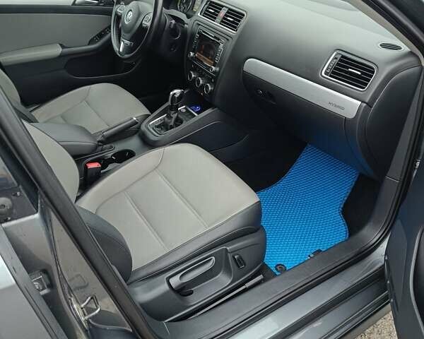 Серый Фольксваген Джетта, объемом двигателя 1.39 л и пробегом 128 тыс. км за 9500 $, фото 7 на Automoto.ua