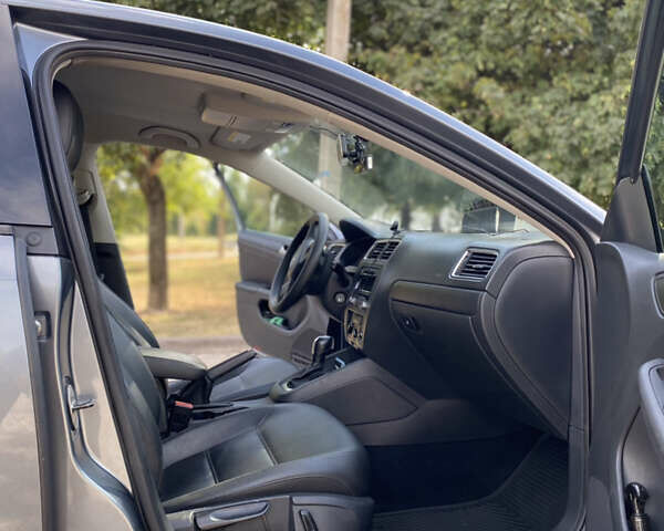 Сірий Фольксваген Джетта, об'ємом двигуна 1.8 л та пробігом 260 тис. км за 8000 $, фото 13 на Automoto.ua