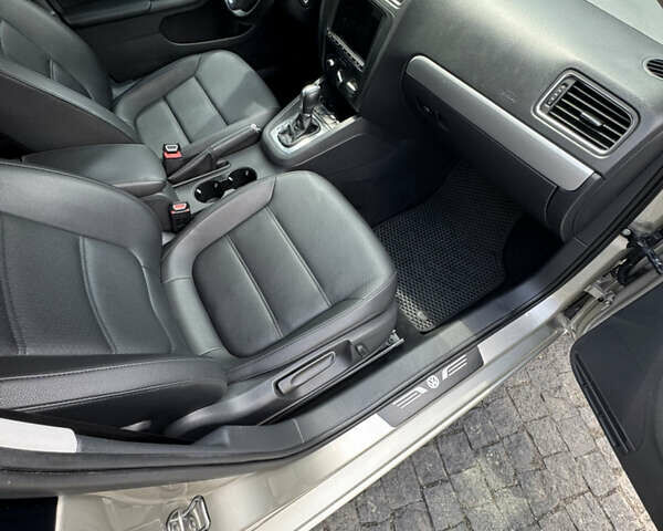 Серый Фольксваген Джетта, объемом двигателя 2.5 л и пробегом 230 тыс. км за 9200 $, фото 6 на Automoto.ua