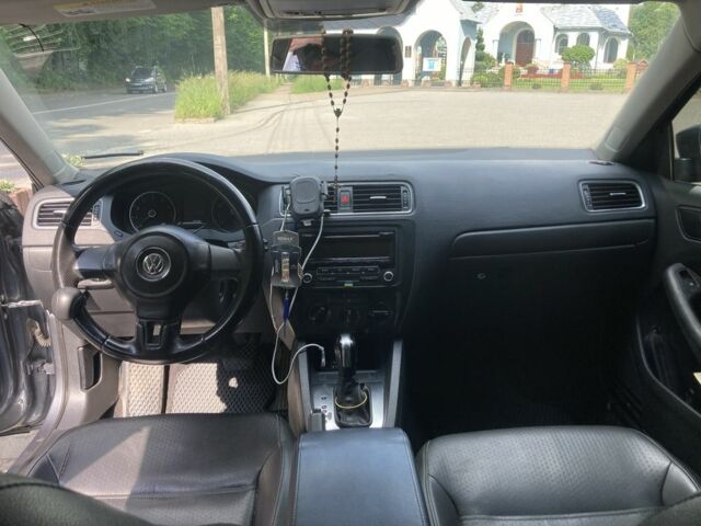 Серый Фольксваген Джетта, объемом двигателя 1.8 л и пробегом 322 тыс. км за 8200 $, фото 5 на Automoto.ua