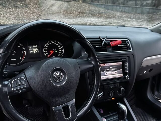 Фольксваген Джетта 2013 в Рава-Русская на Automoto.ua Серый Фольксваген Джетта, объемом двигателя 2 л и пробегом 180 тыс. км за 11000 $, фото 6 на Automoto.ua