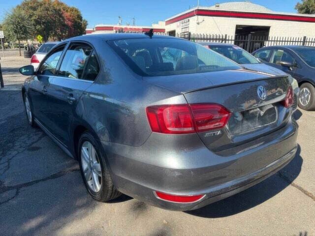 Фольксваген Джетта 2013 у Житомирі на Automoto.ua Сірий Фольксваген Джетта, об'ємом двигуна 1.4 л та пробігом 80 тис. км за 1900 $, фото 3 на Automoto.ua