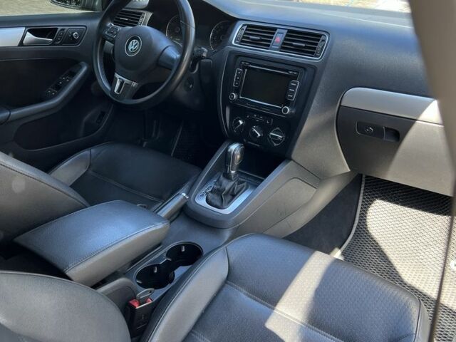 Серый Фольксваген Джетта, объемом двигателя 1.8 л и пробегом 128 тыс. км за 9000 $, фото 2 на Automoto.ua