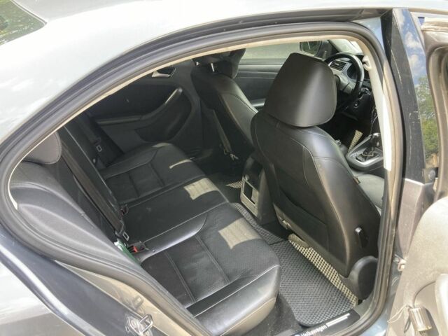 Серый Фольксваген Джетта, объемом двигателя 1.8 л и пробегом 322 тыс. км за 8200 $, фото 4 на Automoto.ua