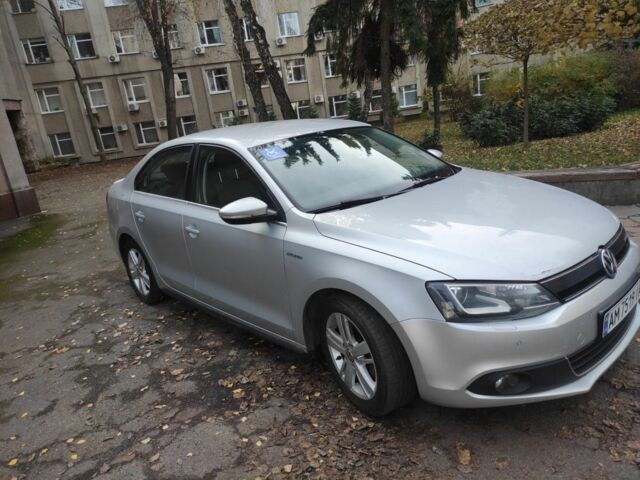 Серый Фольксваген Джетта, объемом двигателя 1.4 л и пробегом 288 тыс. км за 8000 $, фото 1 на Automoto.ua