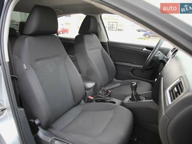 Сірий Фольксваген Джетта, об'ємом двигуна 2 л та пробігом 235 тис. км за 7500 $, фото 9 на Automoto.ua