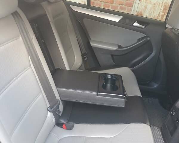 Серый Фольксваген Джетта, объемом двигателя 1.4 л и пробегом 264 тыс. км за 10000 $, фото 13 на Automoto.ua