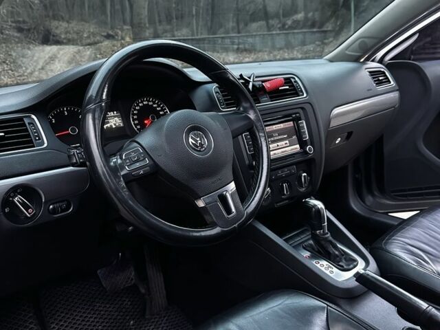 Фольксваген Джетта 2013 в Рава-Русская на Automoto.ua Серый Фольксваген Джетта, объемом двигателя 2 л и пробегом 180 тыс. км за 11000 $, фото 2 на Automoto.ua