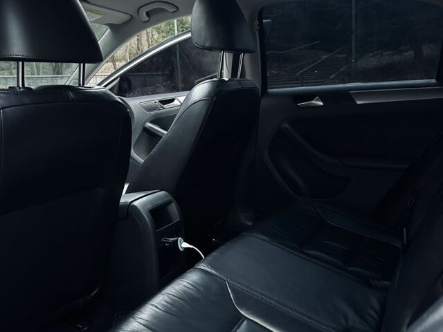 Фольксваген Джетта 2013 в Рава-Русская на Automoto.ua Серый Фольксваген Джетта, объемом двигателя 2 л и пробегом 180 тыс. км за 11000 $, фото 4 на Automoto.ua