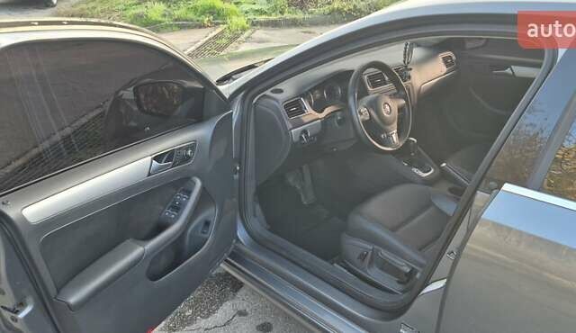 Серый Фольксваген Джетта, объемом двигателя 1.8 л и пробегом 176 тыс. км за 9200 $, фото 4 на Automoto.ua