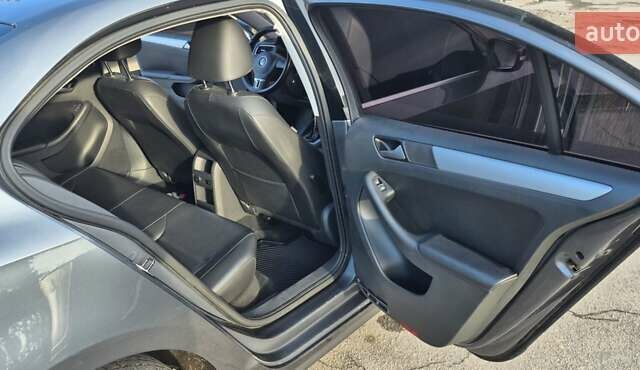 Серый Фольксваген Джетта, объемом двигателя 1.8 л и пробегом 176 тыс. км за 9200 $, фото 6 на Automoto.ua