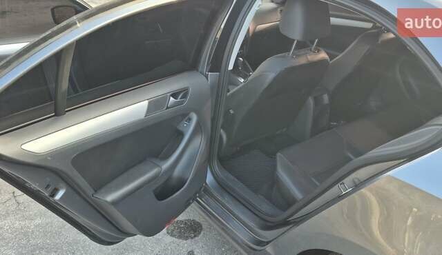 Серый Фольксваген Джетта, объемом двигателя 1.8 л и пробегом 176 тыс. км за 9200 $, фото 5 на Automoto.ua