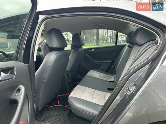 Серый Фольксваген Джетта, объемом двигателя 1.8 л и пробегом 228 тыс. км за 6999 $, фото 30 на Automoto.ua