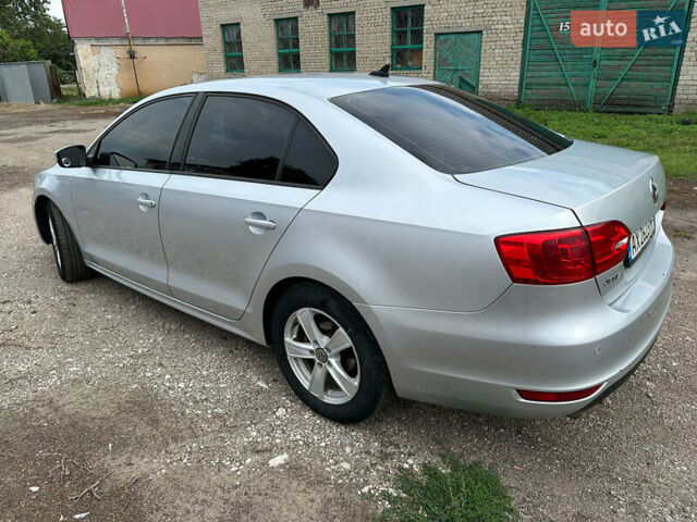 Фольксваген Джетта 2014 в Сахновщине на Automoto.ua Серый Фольксваген Джетта, объемом двигателя 1.8 л и пробегом 230 тыс. км за 8200 $, фото 3 на Automoto.ua