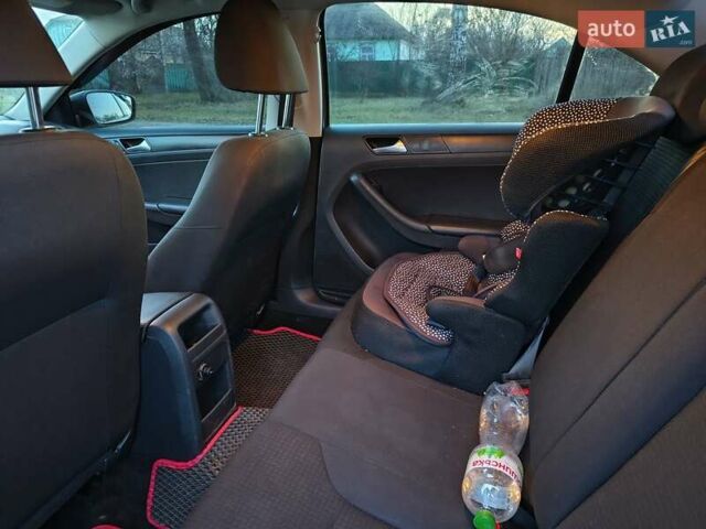 Сірий Фольксваген Джетта, об'ємом двигуна 2 л та пробігом 175 тис. км за 9000 $, фото 5 на Automoto.ua