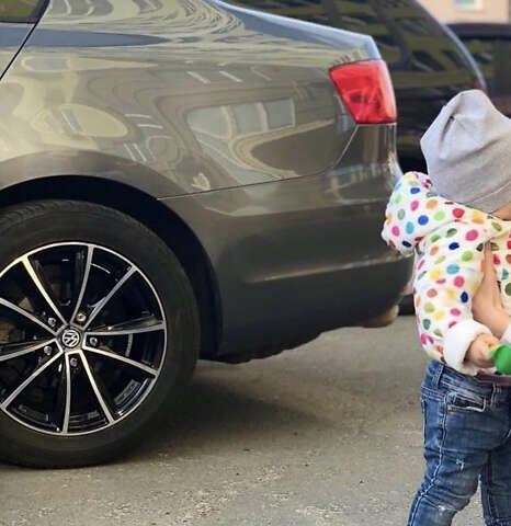 Серый Фольксваген Джетта, объемом двигателя 1.8 л и пробегом 154 тыс. км за 10000 $, фото 13 на Automoto.ua