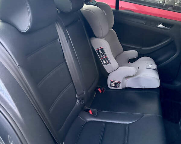 Серый Фольксваген Джетта, объемом двигателя 1.8 л и пробегом 154 тыс. км за 10000 $, фото 11 на Automoto.ua