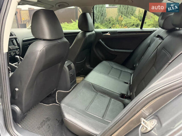 Сірий Фольксваген Джетта, об'ємом двигуна 2 л та пробігом 175 тис. км за 12499 $, фото 42 на Automoto.ua