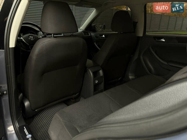 Серый Фольксваген Джетта, объемом двигателя 1.8 л и пробегом 123 тыс. км за 10000 $, фото 10 на Automoto.ua