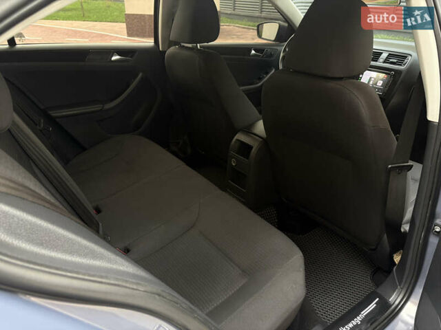 Серый Фольксваген Джетта, объемом двигателя 1.8 л и пробегом 123 тыс. км за 10000 $, фото 11 на Automoto.ua