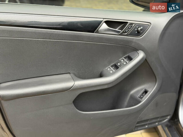 Сірий Фольксваген Джетта, об'ємом двигуна 2 л та пробігом 175 тис. км за 12499 $, фото 31 на Automoto.ua
