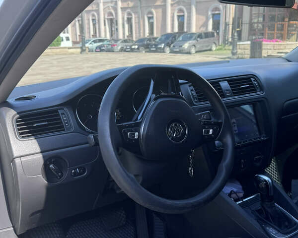 Фольксваген Джетта 2015 в Черновцах на Automoto.ua Серый Фольксваген Джетта, объемом двигателя 2 л и пробегом 310 тыс. км за 9500 $, фото 2 на Automoto.ua