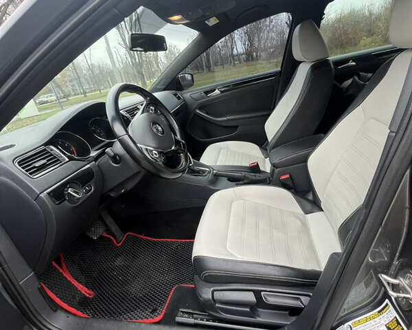 Серый Фольксваген Джетта, объемом двигателя 1.8 л и пробегом 105 тыс. км за 11500 $, фото 8 на Automoto.ua