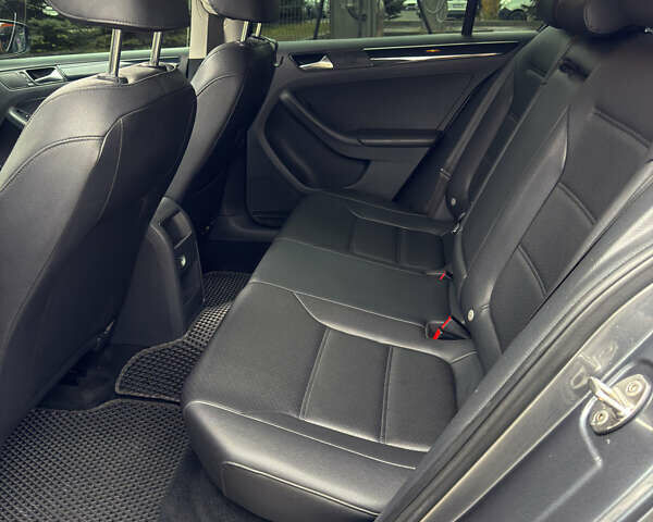 Серый Фольксваген Джетта, объемом двигателя 1.8 л и пробегом 157 тыс. км за 12500 $, фото 19 на Automoto.ua